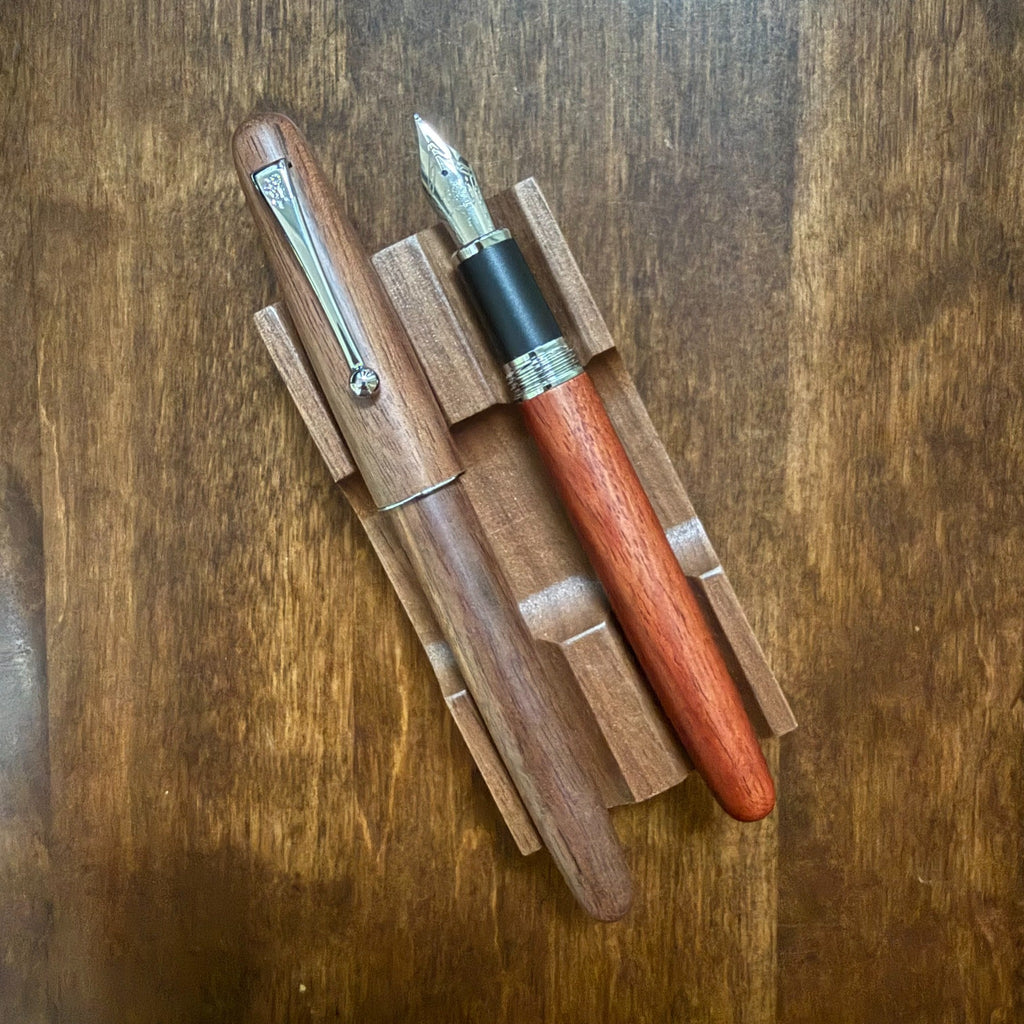 Jinhao 9035 Rosewood fountain pen uncapped beside the Walnut finish