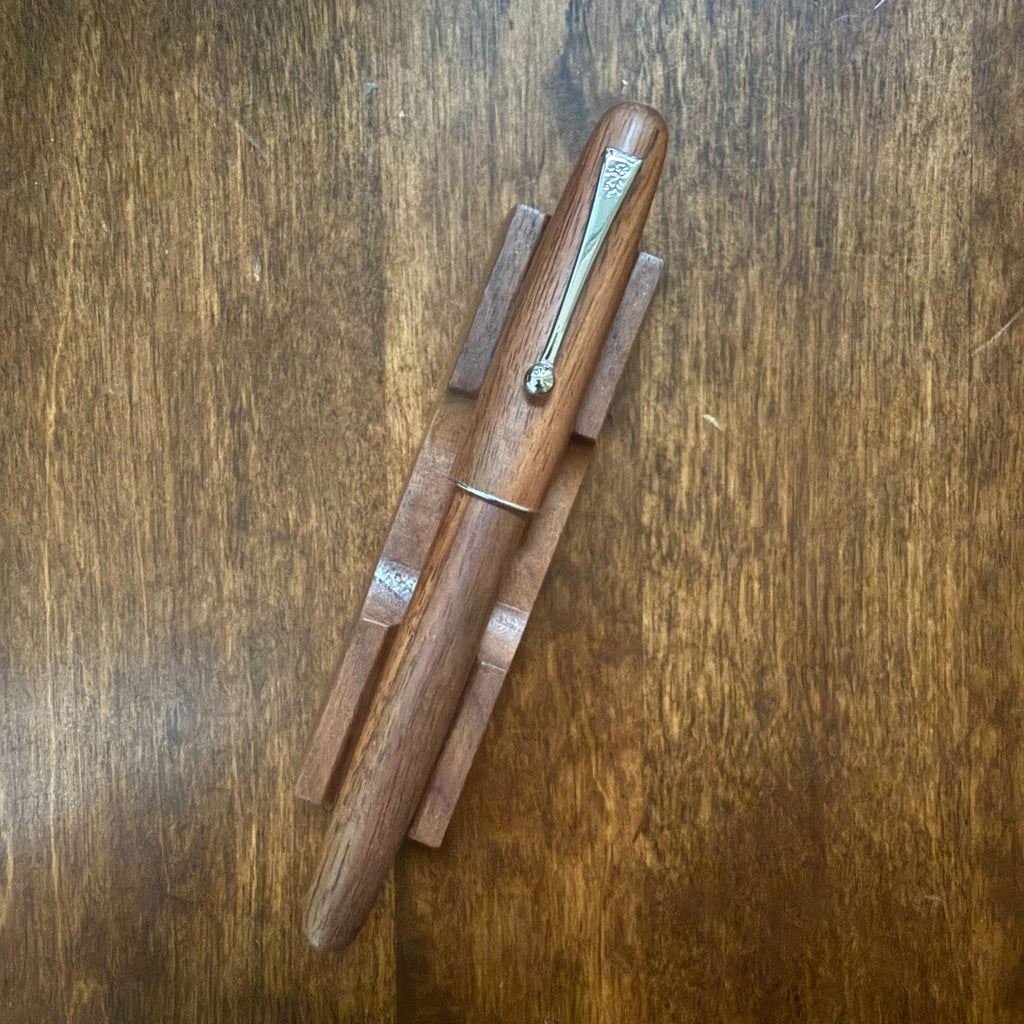 Jinhao 9035 Walnut fountain pen capped on a wooden desk
