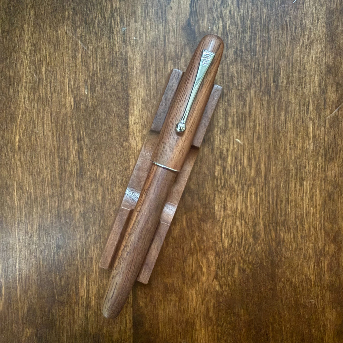 Jinhao 9035 Walnut fountain pen capped on a wooden desk