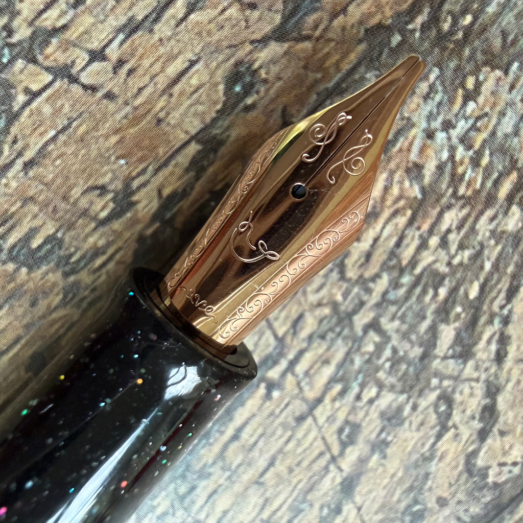 Close-up of the engraved rose gold No. 6 steel nib on the Nahvalur Original Plus Lovina Graphite