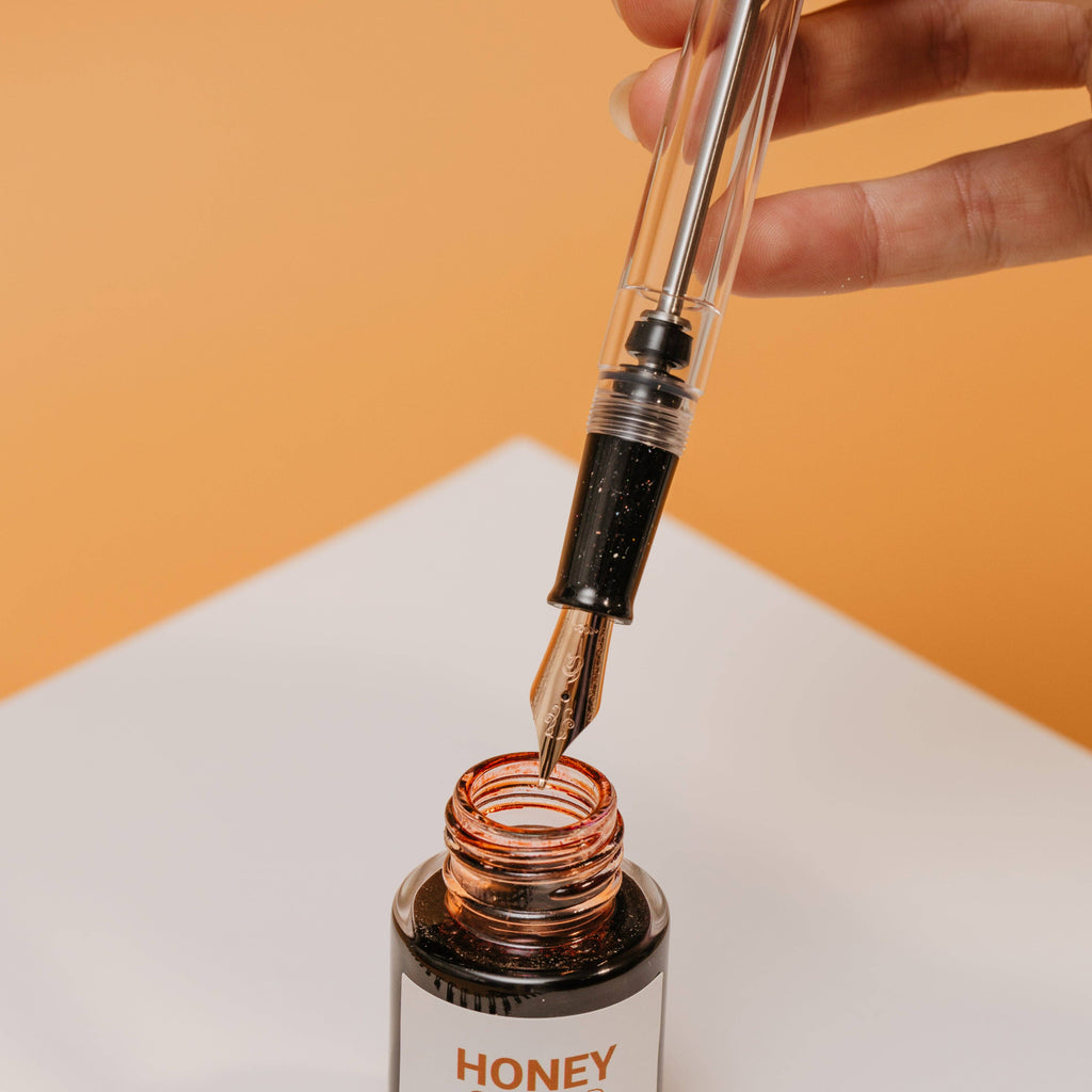 Filling the Nahvalur Original Plus Lovina Graphite from a bottle of ink with its vacuum filler