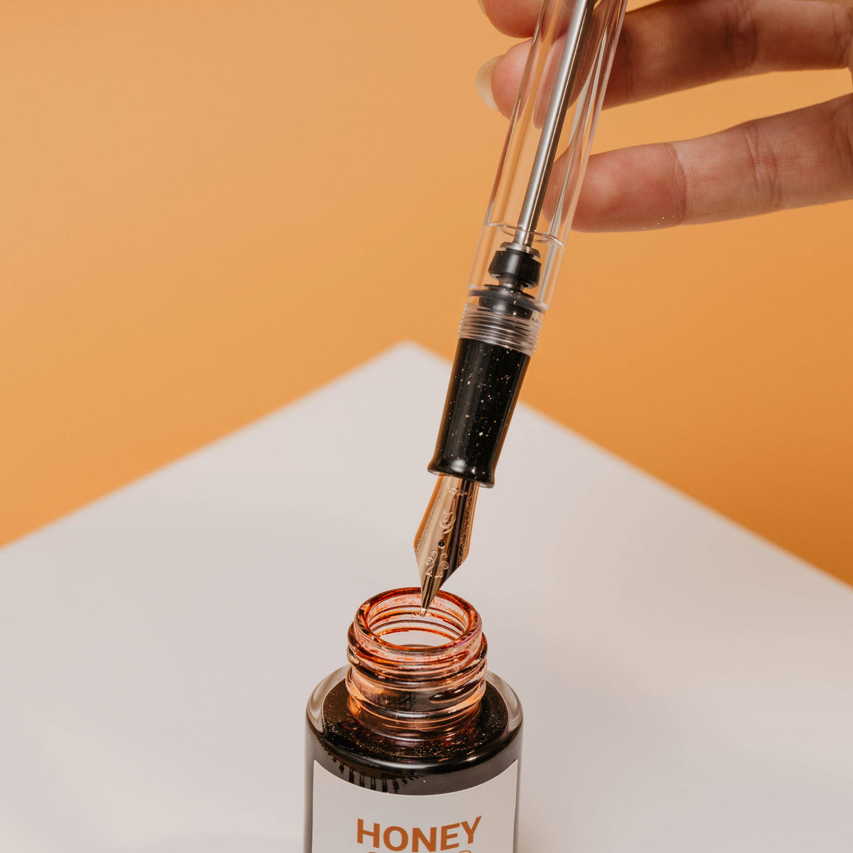 Filling the Nahvalur Original Plus Lovina Graphite from a bottle of ink with its vacuum filler