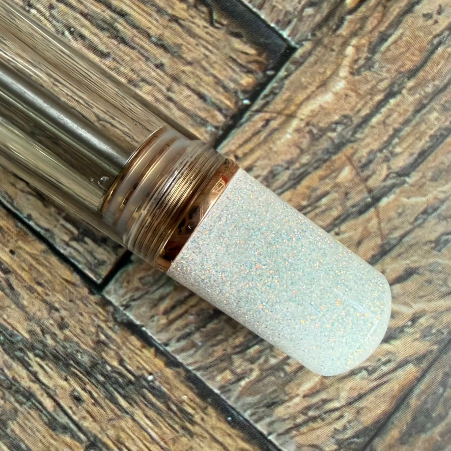 Clear demonstrator barrel and shimmering white end cap of the Nahvalur Original Plus vacuum filler