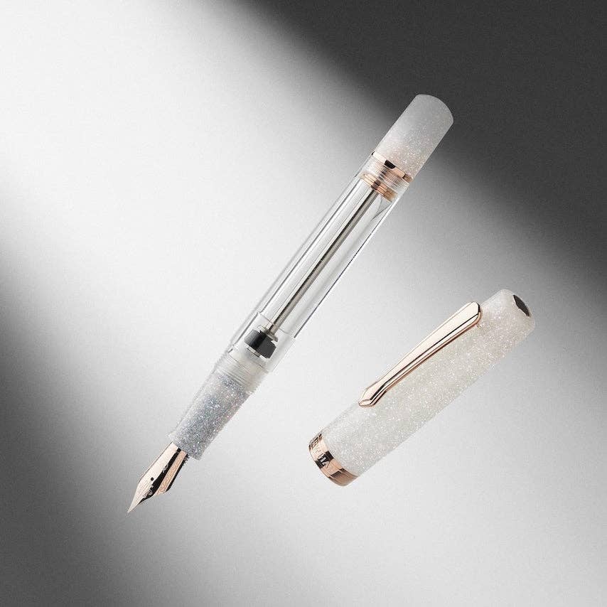 Nahvalur Original Plus Matira Quartz fountain pen and cap on a grey background